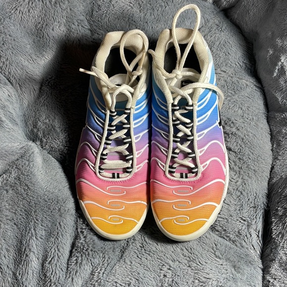 Nike Rainbow Vapor Max. Size 7.5 in Women. Very good for running or style - Picture 2 of 4